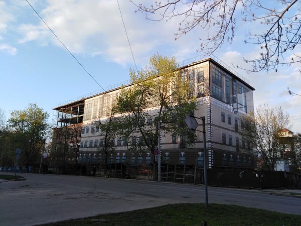 В список из 24 «недостроех» в Великом Новгороде попало и бывшее здание бани на ул. Великой. Сейчас здание находится в неудовлетворительном состоянии и создает потенциальную угрозу для прохожих