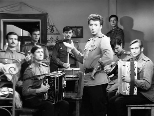 «Смуглянка» стала главной песней фильма о лётчиках Великой Отечественной войны «В бой идут одни старики...»