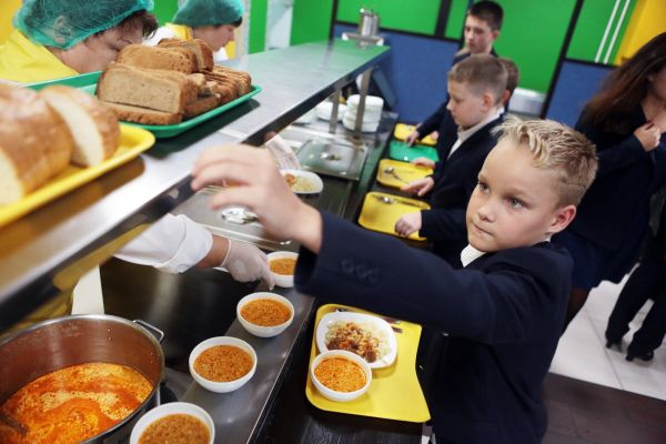 Министерство просвещения организовало конкурс на создание «единой концепции модели системы организации горячего питания» в российских школах.