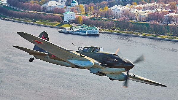 Ил-2 летчика Валентина Скопинцева в ноябре 1943 года. Летчик сумел посадить машину на лед озера Кривое. Потом самолет проломил лед и затонул. В 2012 году машину нашли, подняли и направили на реставрацию.