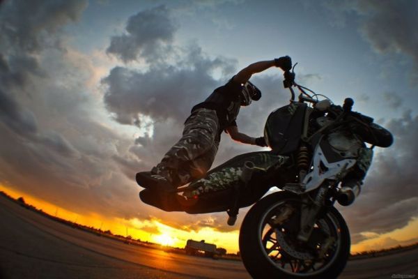 Stunt Riding –это захватывающие трюки на мотоциклах, выполняемые на ровной дороге