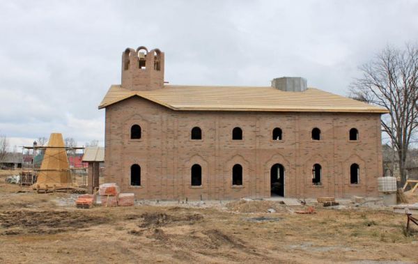 В Крестцах продолжается строительство храма, который уже в следующем году планируется освятить в честь святителя Никиты, архиепископа Новгородского.