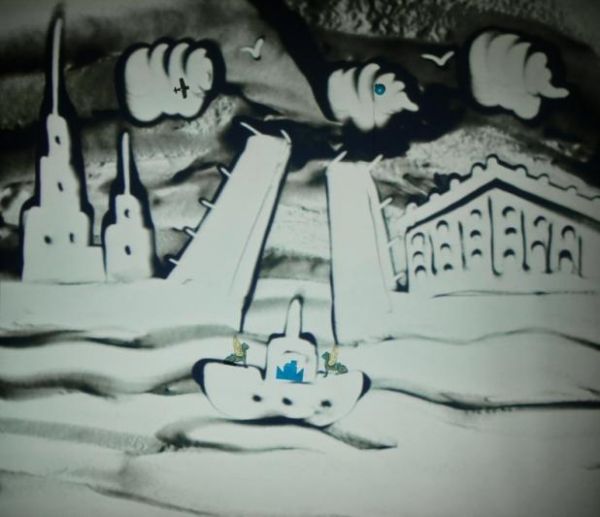 История маленького-трудяги буксира, который работает в Ленинграде и грезит о дальних берегах – поэтический спектакль, созданный режиссером Надеждой Алексеевой при помощи песочной анимации и театра объекта.