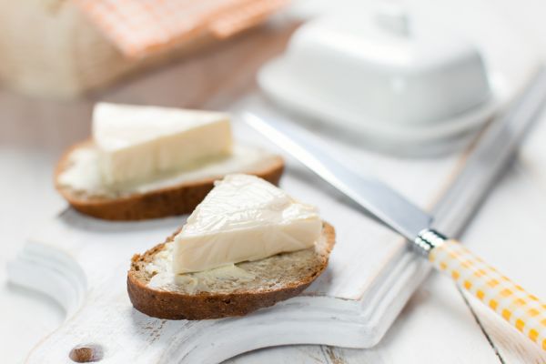 Плавленый сыр был изобретен в 1911 году в швейцарском городе Туне швейцарцами Вальтером Гербером и Фрицем Штеттлером, которые приготовили плавленый сыр из сыра эмменталь с добавлением цитрата натрия.