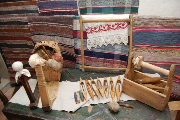 Выставка «Рукам – работа, душе – праздник» познакомит посетителей с промыслами и ремеслами, характерными для русской деревни