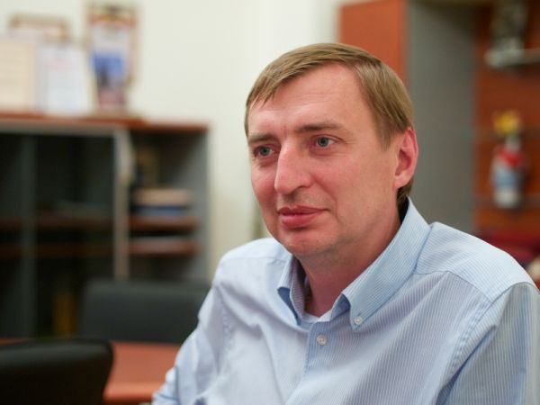 Александр Вахрушев родился и вырос в Старой Руссе. В 2011 годe возглавил областную филармони. В 2018-м Новгородское областное театрально-концертное агентство.