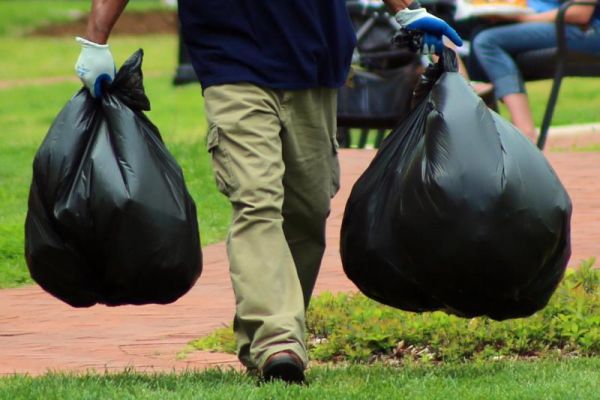 По данным регоператора ООО «Экосервис», в настоящее время примерно 40% от общего числа потребителей имеют задолженность по оплате услуг за вывоз мусора.