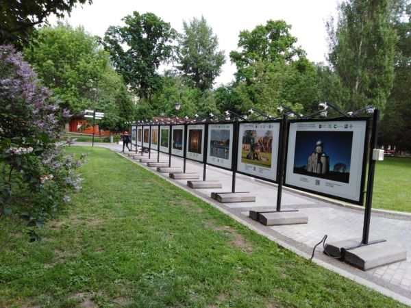 Фотографии новгородских достопримечательностей появились в саду им. Баумана в Москве