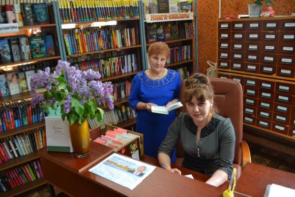 Лидия Ольнева и ее племянница Ольга Курущак в районной библиотеке.