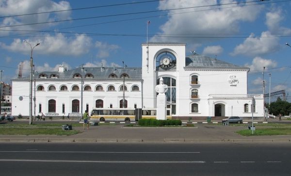 Согласно документу, железнодорожная станция Новгород-на-Волхове Октябрьской железной дороги была переименована в Великий Новгород.