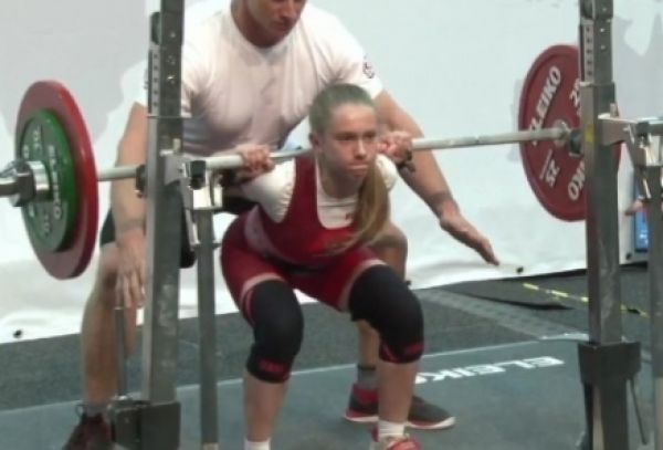 Новгородская спортсменка установила рекорды мира, Европы и России в становой тяге (136 кг) и по сумме трех упражнений (291 кг).