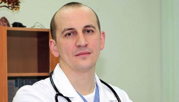 Илья Кяльвияйнен родился 21 февраля 1980 года в Новгороде. В 2004 году с отличием окончил военно-медицинскую академию имени С.М. Кирова по специальности «лечебное дело», квалификация «врач».