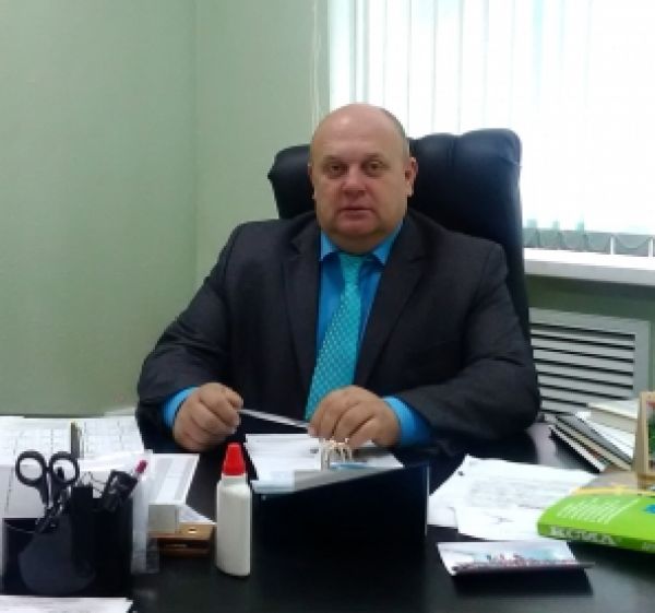 Поводом для событий послужили результаты проверки, которую провела прокуратура Окуловского района, обнаружив в действиях чиновника нарушение антикоррупционного законодательства.