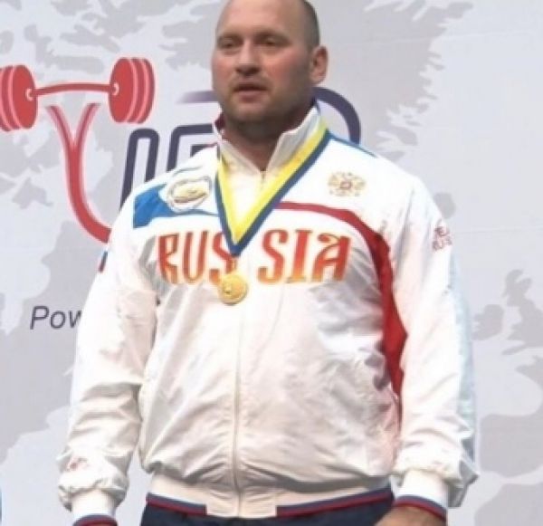 В приседании со штангой на спине спортсмен выиграл малое золото международного турнира.