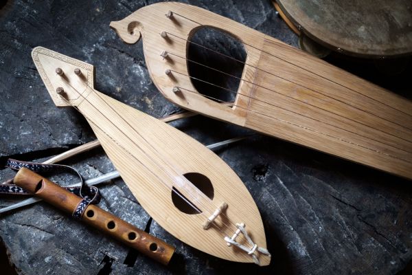Среди целей Словиши популяризация исполнительства на старинных и традиционных музыкальных инструментах