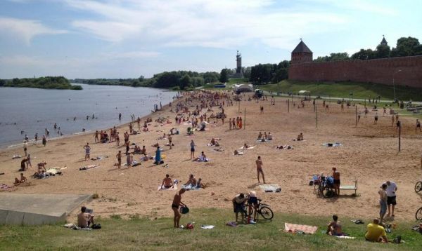 На кремлёвском пляже Волхова в Великом Новгороде купаться разрешено.
