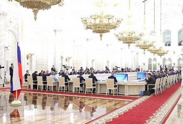 На заседании Госсовета в Москве обсуждали меры по повышению эффективности дорожного строительства, качества ремонта и содержания дорог.