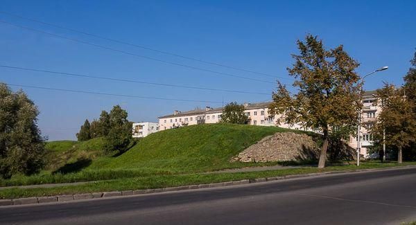 Вал Окольного города в Великом Новгороде, древнее оборонительное сооружение, входит в список Всемирного наследия ЮНЕСКО.