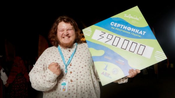 На конкурсе грантов Антон Вакуров представил проект «Школа гусельника Антония» и получил рекомендационный сертификат на 390 тыс. рублей.