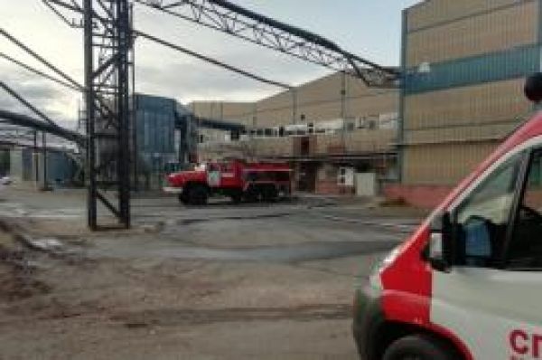 В результате пожара никто не пострадал, повреждена кровля в одном из производственных зданий.