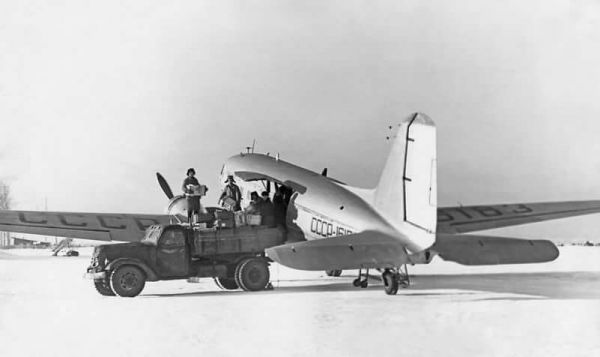 На военно-транспортных самолетах ПС-84 (с 1942 года — ЛИ-2) с хвойнинских аэродромов доставлялись грузы в блокадный Ленинград
