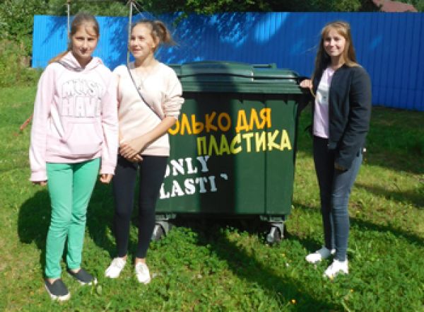 Волонтёры Вероника и Яна Михайловы и Анастасия Быстрова просят поддержки в приобретении пресса для обработки пластика.