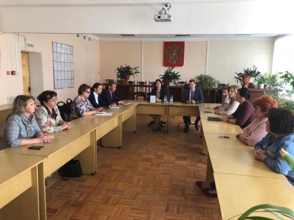 На встрече с участием чиновников и медиков обсуждали тему медицинского обслуживания населения в посёлке Панковка.