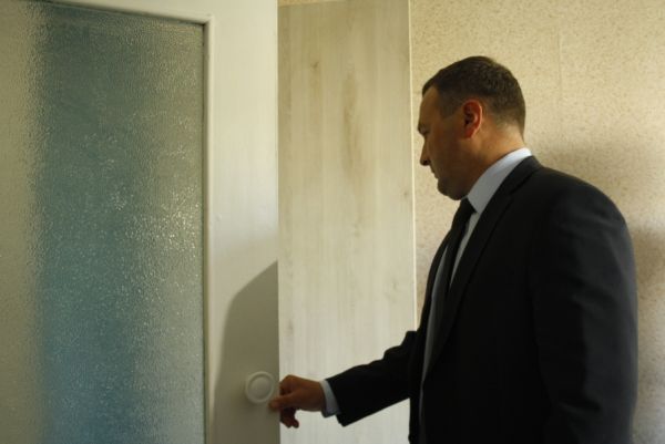 Сергей Бусурин осмотрел комнату в маневренном фонде, которую власти готовы выделить жительнице аварийного дома