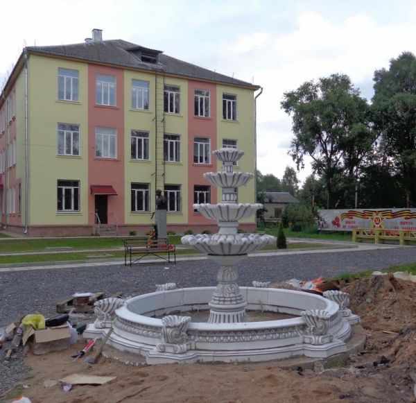 Газета приильменская правда парфино. Фонтан Парфино. Сквер лени Голикова Парфино. Парфино ДК. Сквер лени Голикова Великий Новгород.