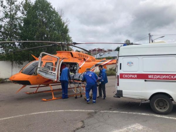 Вертолетом санавиации девушек, пострадавших в ДТП в хвойнинском посёлке Юбилейный, доставили в Санкт-Петербург.