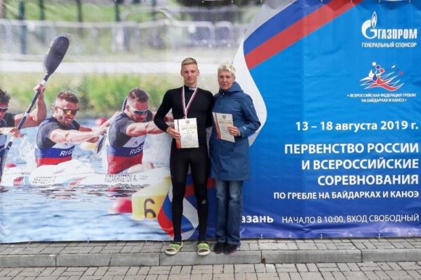 Также на всероссийских соревнованиях новгородец в заездах двоек занял первое место на дистанции 500 метров.