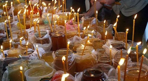«Медовым» Спас стал потому, что в августе заканчивается сбор меда, и верующие, приходя в праздник в храм, освящали новый урожай.