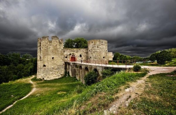 Каменную крепость Копорье основали рыцари Ливонского ордена в 1237 году.
