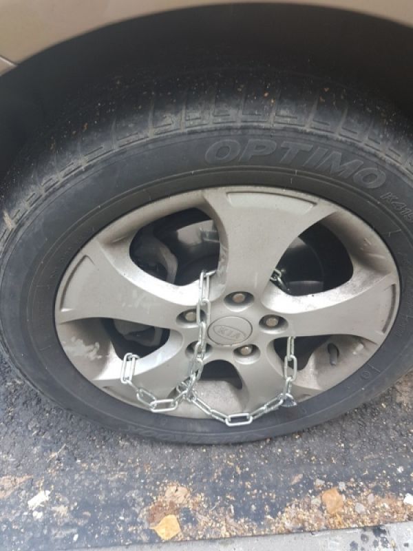 В районе Щусева нескольких автолюбителей утром в пятницу ждал не очень приятный сюрприз в виде цепи, намотанной на колесо