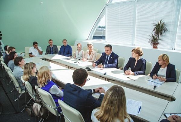 18 представителей колледжей и техникумов, в преддверии поездки в Казань, пообщались с губернатором Андреем Никитиным и первым заместителем главы региона Вероникой Мининой.