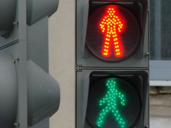 В России могут появиться квадратные светофоры, желтый свет для пешеходов и пунктирная зебра.
