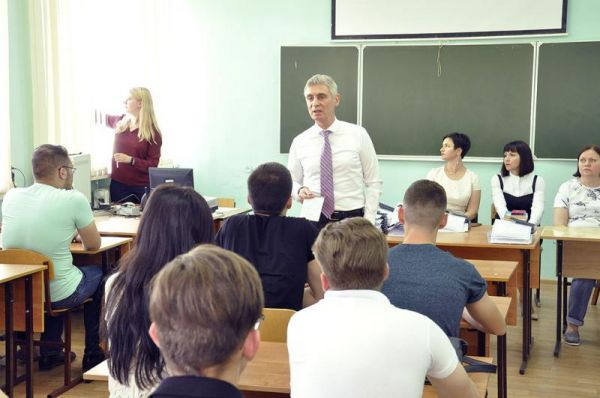 Сергей Фабричный рассказал о планах развития юрфака НовГУ на встрече с первокурсниками.