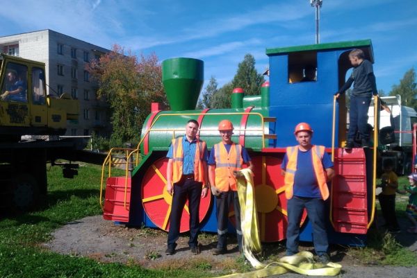 Обновленный паровозик уже занял свое место на детской площадке в Чудово