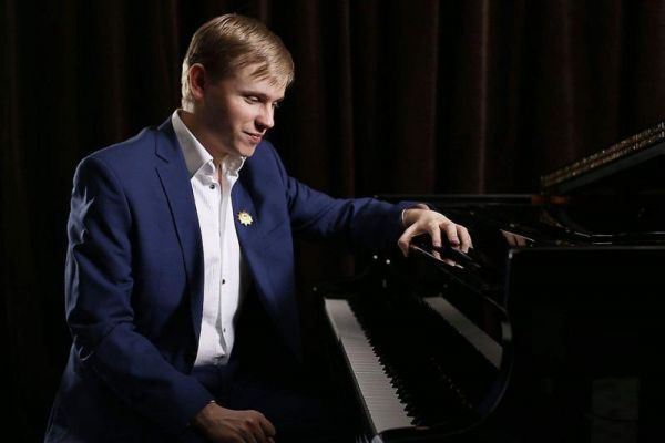 Уже в четыре года Олег Аккуратов начал проявлять музыкальные способности, наигрывая на фортепиано услышанные мелодии.