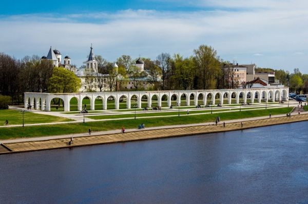 Немецкий двор в Новгороде появился в конце XII век. Считается, что он находился недалекот от Ярославова дворища.
