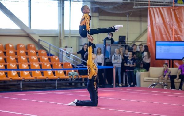 В Великом Новгороде на Центральной спортивной арене стартовали международные соревнования по спортивной акробатике.