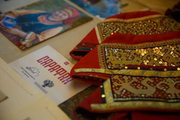 Творческая встреча была посвящена IV фестивалю костюма и народных промыслов «Сарафан», который пройдет в Великом Новгороде 14-15 сентября..