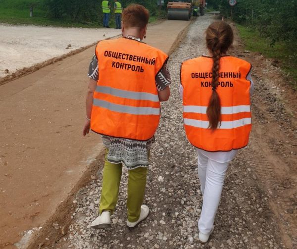 Представители координационного совета субъектов общественного контроля Новгородской области регулярно выезжают на дороги, общаются с местными жителями и дорожниками.