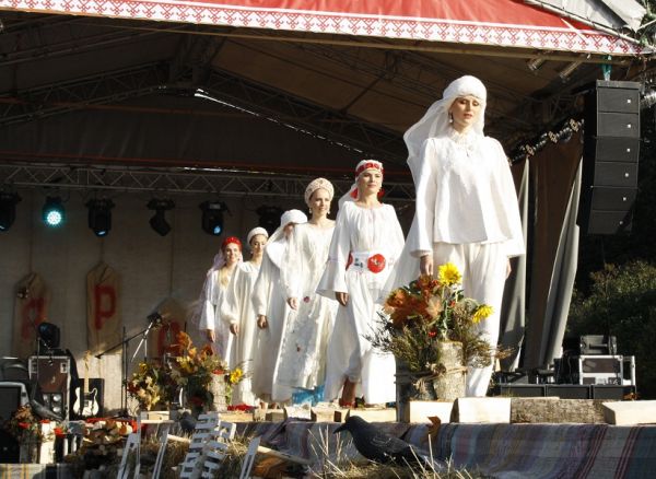 На фестивале «Сарафан» модельеры представили коллекции народных костюмов (фото)