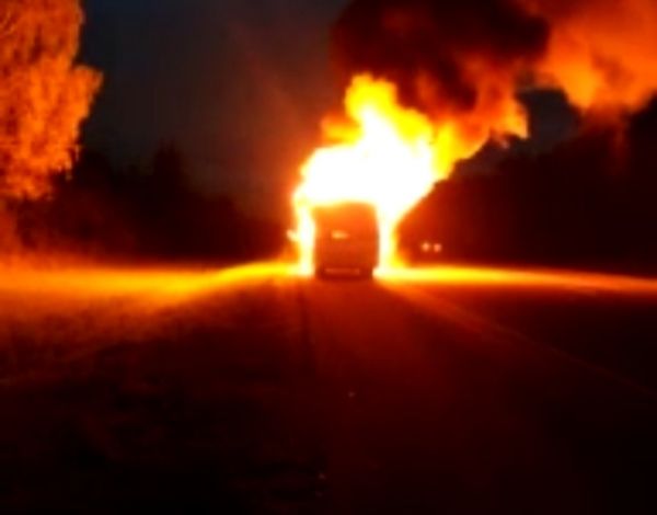 Загорелся автобус на автодороге Великий Новгород – Шимск.