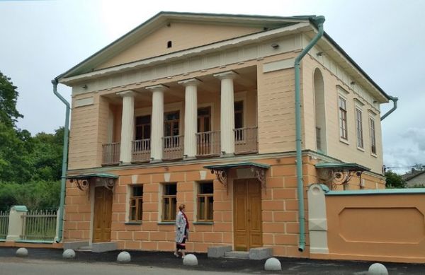 Проект реставрации Путевого дворца в Коростыни был реализован в рамках программы Всемирного банка «Сохранение и использование культурного наследия в России».
