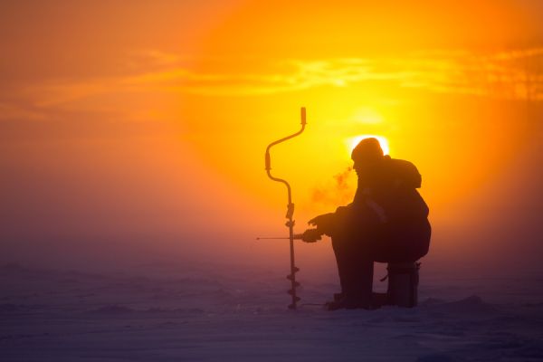 Снимок носит название «Особенности русской рыбалки в зимний период»