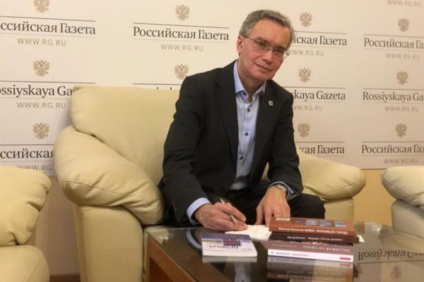 Виктор Кокосов передал старорусской библиотеке свои книги, посвященные героическим страницам российской истории, в том числе малоизвестным.