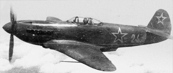 Як-1 – советский одномоторный самолёт-истребитель.