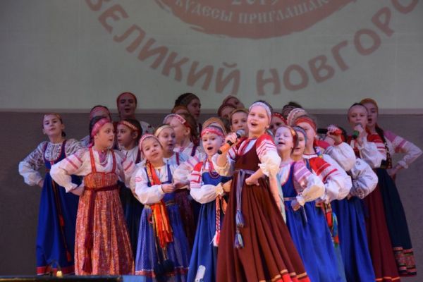 «Кудесы» – это музыканты и певцы, актёры и преподаватели, ученики и их родители, а все вместе – хранители традиционной народной культуры новгородской земли.